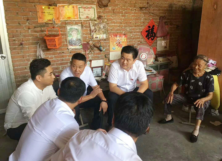 盛魯杰董事長(zhǎng)參加沂南縣、沂水縣孤兒走訪慰問(wèn)活動(dòng)
