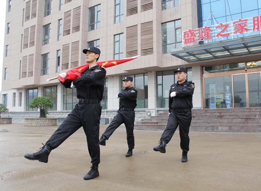公司在工業(yè)園隆重舉行第一次升旗儀式！