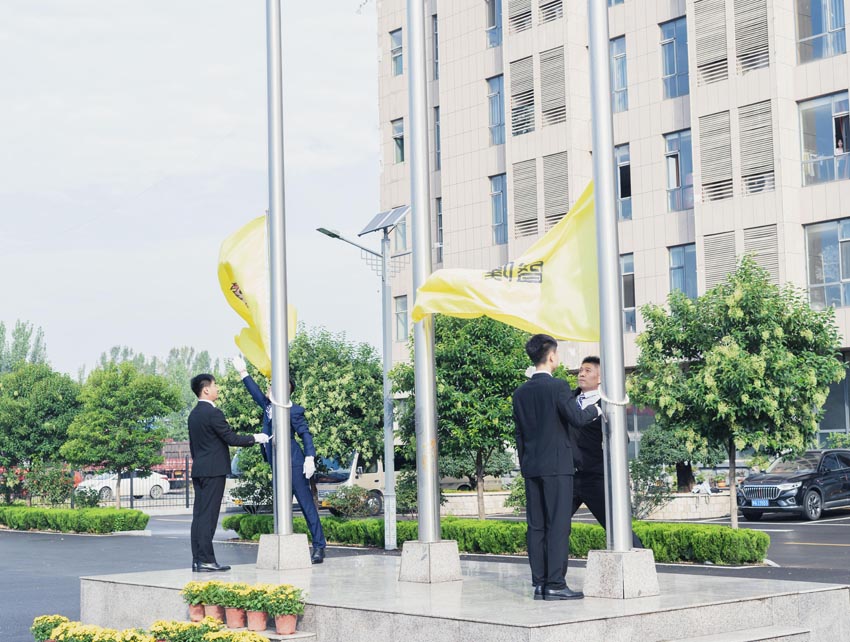 盛世華誕同歡慶?凝心聚力向未來|盛隆之家隆重舉行升國(guó)旗儀式